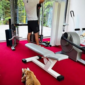 Jorge Javier Vázquez Instagram - Travis y yo. De repente, te lo encuentras parado en cualquier lugar de la casa, inmóvil, preguntándote con esos ojazos qué le pasa. Por qué le cuesta tanto caminar. Pero ahí sigue. Me hace muy feliz que quiera seguir viviendo porque eso significa que no quiere decirnos adiós, que le gusta su plácida vida y que probablemente nos dará más sustos, pero que quiere seguir. Y nosotros con él.