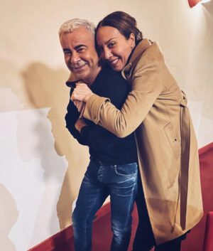 Jorge Javier Vázquez Instagram - Conocerla es quererla. Me arrimé bien a ella a ver si se me pegaba algo. #DesmontandoaSéneca