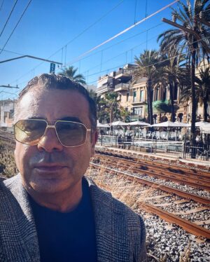 Jorge Javier Vázquez Instagram - Redescubrir tu ciudad paseando en Navidad. El centro de Badalona está espectacular. Menudo viaje nostálgico me acabo de pegar. Qué bonita está Badalona. Qué recuerdos. Roda el món i torna al Born. Gracias a todos los vecinos que me han saludado con tanto cariño.
