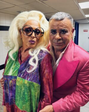 Jorge Javier Vázquez Instagram - Donde hay pluma hay alegría. Y no olvidéis que nuestro deber y obligación es siempre ser más zorra todavía. Larga vida al @locobongo