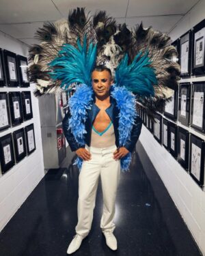 Jorge Javier Vázquez Instagram - Donde hay pluma hay alegría. Y no olvidéis que nuestro deber y obligación es siempre ser más zorra todavía. Larga vida al @locobongo