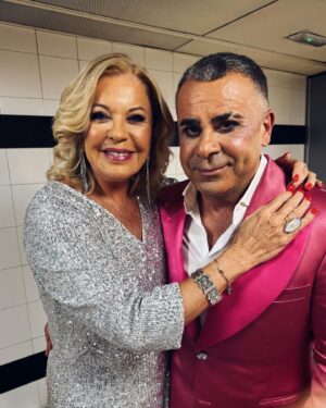 Jorge Javier Vázquez Instagram - Donde hay pluma hay alegría. Y no olvidéis que nuestro deber y obligación es siempre ser más zorra todavía. Larga vida al @locobongo