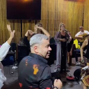 Jorge Javier Vázquez Instagram - Veinte años. Toda una vida con mis maquilladoras, peluqueras y sastras. La cadena no es igual sin ellas. De hecho, el mundo que yo conocí se está resquebrajando para dar paso a otro en el que las relaciones duraderas son cada vez más complicadas de encontrar. Me siento afortunado por pertenecer a vuestras vidas. El mundo sigue pero seguiremos juntos para siempre. Grandes también esas Mellis que nos amenizaron la velada.