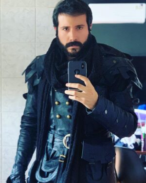 Jorge Ulloa Instagram - ¡Nuestra serie #MortalGlitch se convirtió en peli para las salas de cine de Ecuador! Corran a ver esta propuesta tan única en nuestro audiovisual, una fantasía épica con dragones y chanchopollos, de la mente y dirección de mi socio y amigo del alma @elbuenmoya 
En la primera foto estoy en la prueba de vestuario de mi personaje Nicola y en la segunda ya en un descanso entre rodaje (la cama inflable no sobrevivió a la foto porque tenía una daga en el traje que la perforó 😢) 
@enchufetv @2blatam