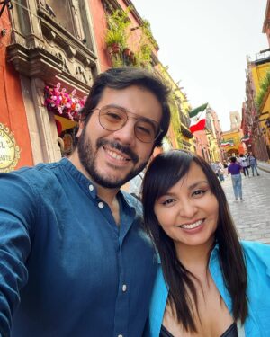 Jorge Ulloa Instagram - Nos escapamos a San Miguel de Allende, un Pueblito Mágico en México, de esos que los gringos se imaginan que así es toda Latinoamérica. Hasta nos cruzamos con una viejita idéntica a Coco. ¡Precioso!