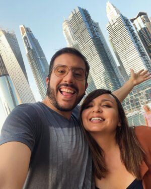 Jorge Ulloa Instagram - ¡Feliz cumpleaños, Amoooor! Hoy celebro cada detalle de tu vida conmigo, como cuando adelantas las películas en las escenas donde la gente llora porque no te gusta verles tristes, cuando te inventas la letra de las canciones para seguir cantándolas aunque les cambies todo el contexto, nuestros bailes en la cocina sin música, cuando me buscas con tus pies fríos para que te caliente y me prohibes moverme de ahí, lo mala que eres con los mapas cuando vas de copiloto, pero lo buena que eres poniendo la música en esos paseos. Tu rechazo al ajo, tu amor al verde y tus ganas de que siempre llegue diciembre por navidad, tu cumpleaños y porque es época los mangos. ¡Te amo! @natalyvalencia.v