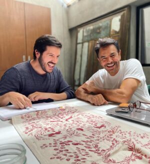 Jorge Ulloa Instagram - Trabajando con mi amigo, maestro y el productor ejecutivo de mi nueva serie “P#t@s Redes Sociales”. ¡HOY ESTRENAMOS TODOS LOS CAPÍTULOS EN AMAZON @primevideomx ! Me muero por que la vean y me cuenten qué les pareció esto que, para mí, es el proyecto más grande y arriesgado que he hecho.