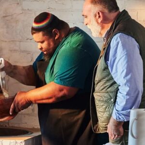 José Andrés Puerta Instagram - Episode 2 of my new series on @masterclass takes us to @tjmonticello, from the gardens and into the kitchens. My friend, the brilliant culinary historian @thecookinggene, shows us how to make authentic macaroni and cheese and we talk about how tracing the origins of our food can help us find common ground. Watch now at the link in my bio – masterclass.com/joseandres