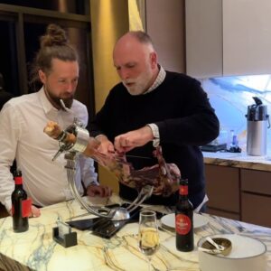 José Andrés Puerta Instagram - Amazing days in Las Vegas… @Vegas an unbelievable culinary destination 365 days a year with so many amazing chefs and restaurants, and this week especially my beloved Spanish Chefs visiting for @theworlds50best! Congratulations to @disfrutarbcn on #1, @qiqedacosta @elkano_jatetxea @asadoretxebarrioficial @diverxo! Big thank you to @cosmopolitan_lv for helping us celebrate last night together and with all time legends @alainducasse @cellercanroca @restaurantmirazur and so many friends!! 🎉 👨‍🍳 🥇