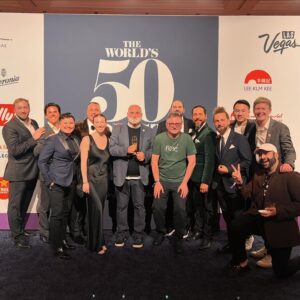 José Andrés Puerta Instagram - Amazing days in Las Vegas… @Vegas an unbelievable culinary destination 365 days a year with so many amazing chefs and restaurants, and this week especially my beloved Spanish Chefs visiting for @theworlds50best! Congratulations to @disfrutarbcn on #1, @qiqedacosta @elkano_jatetxea @asadoretxebarrioficial @diverxo! Big thank you to @cosmopolitan_lv for helping us celebrate last night together and with all time legends @alainducasse @cellercanroca @restaurantmirazur and so many friends!! 🎉 👨‍🍳 🥇