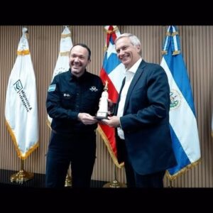 José Antonio Kast Instagram - Chile tiene que ser el país mas seguro de Latinoamerica.

Viajamos #ElSalvador junto @cristianarayal @arturosquella Enrique Bassaletti para conocer  de primera fuente las medidas efectivas para el combate de la delincuencia y el crimen organizado, que permitirán que el próximo gobierno enfrente con las mejores herramientas, la grave crisis de seguridad.