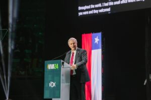 José Antonio Kast Instagram - Quien hoy nos gobierna disfrazado de policía, que usa un lenguaje duro contra la inmigración, no ha cambiado nada. La izquierda radical no cambia, solo se transforma. A penas tengan la fuerza otra vez, volverán con sus afanes revolucionarios #EspañaViva24