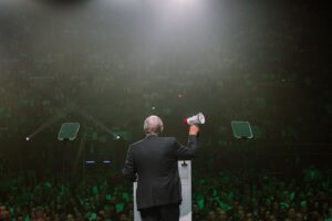 José Antonio Kast Instagram - Quien hoy nos gobierna disfrazado de policía, que usa un lenguaje duro contra la inmigración, no ha cambiado nada. La izquierda radical no cambia, solo se transforma. A penas tengan la fuerza otra vez, volverán con sus afanes revolucionarios #EspañaViva24