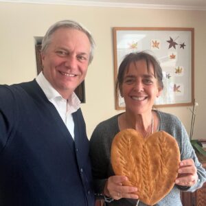 José Antonio Kast Instagram - El domingo se nos pasó agradecer por este regalo que le enviaron a Pía para el #DiaDeLaMadre desde una panadería en Valparaíso. Como nunca es tarde Muchas Gracias !! Estaba muy 😋