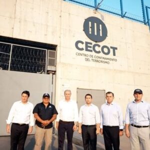 José Antonio Kast Instagram - Estamos conociendo diferentes  prácticas internacionales en materia de seguridad, combate del crimen organizado y la inmigración ilegal.
Les comparto nuestra recorrido por la Cecot de #ElSalvador