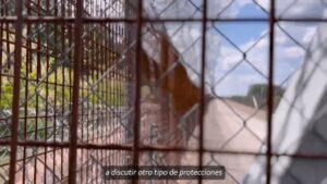 José Antonio Kast Instagram - La inmigración ilegal está destruyendo nuestro país y para frenarla, es urgente cerrar nuestra frontera. La zanja es insuficiente, el muro es inevitable.
#cerremoslafrontera