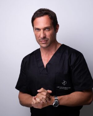 José Carlos Pereira Instagram - Bom dia. 😃 
Cada vez mais comprometido com a área que escolhi.
Desejo vos a todos um ótimo fim‑de‑semana.
O meu é de trabalho, mas muito grato por fazer o que amo.👨🏽‍⚕️💉
@drjosecarlospereira 
 📷 @paustorch 
.
.
#doctor #aesthetic #medicine #switzerland #weekend #work #greatfull #blessed