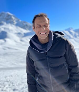 José Carlos Pereira Instagram - A neve deixa me assim …🏂❄️😃
Estes dias têm sido ótimos para estar com amigos e sair um pouco daquilo que tem sido os últimos meses.
Muitas readaptações e novas realidades.
Uma boa semana a todos…
Para a semana regresso com novidades.
Fecham se portas, abrem se janelas. 
Agora sim podes vir 2023.
.
.
#snow #lesarcs #snowboard #mountain #smile #france #alps #friends #fun #sun #actor #doctor