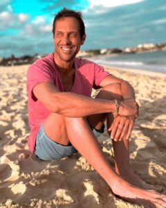 José Carlos Pereira Instagram - Estes dias em Cabo Verde deixam me sempre com um sorriso que dura até ao fim do dia.
Sinto me aqui como se fosse numa segunda casa, com a família do @oasisatlantico.hotels que me recebe sempre tão bem.
Obrigado por tudo e venham mais 3 dias de Sol, mar e muita música.
.
.
#caboverde #santamaria #sal #ferias #sol #mar #surf #funana #tan #sea #oasissalinassea #oasisatlanticohotels