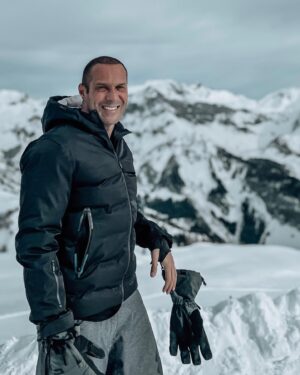 José Carlos Pereira Instagram - Adoro a neve ❄️, os desportos de neve 🏂, as semanas na neve, os amigos da neve e os dias passados na montanha 🏔.
Hoje foi bom voltar ao snowboard passados 4 anos . 🏂
A montanha traz-me paz e sorrisos. 🙏❤️😊
Uma boa noite e uma boa semana a todos.
Façam tudo para serem felizes ❤️
.
.
#switzerland #cransmontana #snowboard #mountain #happy #dayoff #sundayfunday