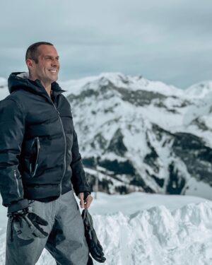 José Carlos Pereira Instagram - Adoro a neve ❄️, os desportos de neve 🏂, as semanas na neve, os amigos da neve e os dias passados na montanha 🏔.
Hoje foi bom voltar ao snowboard passados 4 anos . 🏂
A montanha traz-me paz e sorrisos. 🙏❤️😊
Uma boa noite e uma boa semana a todos.
Façam tudo para serem felizes ❤️
.
.
#switzerland #cransmontana #snowboard #mountain #happy #dayoff #sundayfunday