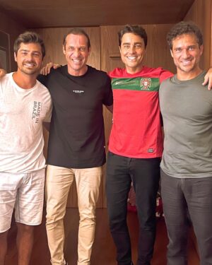 José Carlos Pereira Instagram - Essa turminha deu sorte 🇵🇹
6-1 para Portugal 
Estamos nos quartos de final 🏆
.
.
#turminha #brasil #portugal🇵🇹 #copadomundo #semifinals #friends #actors