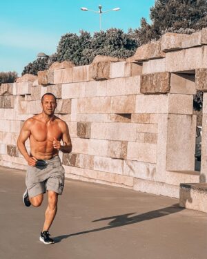 José Carlos Pereira Instagram - Começar o domingo de Páscoa com uma corrida de 10 Km e ver o nascer do Sol… 🌅 e dar um mergulho no mar 🌊 
Não posso pedir mais nada … Gratidão 🙏
@cruzetatorcida 
@asics @asicsrunning 
.
.
#sunday #sunnyday #running #sport #healthylife #10km #friends #photography