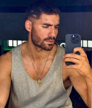 José Condessa Instagram - Um novo Eduardo, nova temporada de Rabo de Peixe, novas personagens e situações que nos vão deixar, de novo, colados e orgulhosos… mas o amor e a vontade são os mesmos de sempre! É tão bom estar de volta a este nosso universo na ilha mágica! F#*@-$£ !! Quem me dera poder mostrar-vos mais… 

Ainda me estou a habituar a este novo corte, mas tem me conquistado, confesso. 

@netflixpt 

@carrelosquad | @connosco.pt