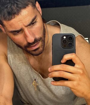 José Condessa Instagram - Um novo Eduardo, nova temporada de Rabo de Peixe, novas personagens e situações que nos vão deixar, de novo, colados e orgulhosos… mas o amor e a vontade são os mesmos de sempre! É tão bom estar de volta a este nosso universo na ilha mágica! F#*@-$£ !! Quem me dera poder mostrar-vos mais… 

Ainda me estou a habituar a este novo corte, mas tem me conquistado, confesso. 

@netflixpt 

@carrelosquad | @connosco.pt