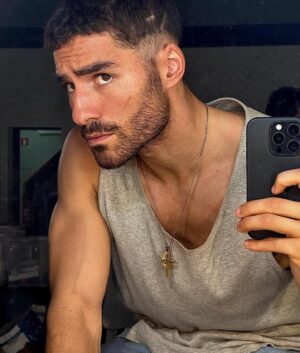 José Condessa Instagram - Um novo Eduardo, nova temporada de Rabo de Peixe, novas personagens e situações que nos vão deixar, de novo, colados e orgulhosos… mas o amor e a vontade são os mesmos de sempre! É tão bom estar de volta a este nosso universo na ilha mágica! F#*@-$£ !! Quem me dera poder mostrar-vos mais… 

Ainda me estou a habituar a este novo corte, mas tem me conquistado, confesso. 

@netflixpt 

@carrelosquad | @connosco.pt