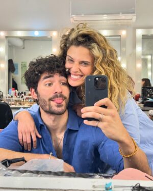 José Condessa Instagram - Tem sido difícil aceitar que acabou. Foi uma viagem singular, doce, pioneira e sem dúvida inesquecível. Fizemos parte de um momento importante na ficção nacional. Um momento de mudança em como construímos as nossas novelas, e isso é motivo de orgulho. 

Este grupo amou-se de início ao fim. Deixa saudades mas como temos dito: o que o Cacau une ninguém separa 🤍🍫 

Ps: não vai ser o último post, tenho muito para mostrar ainda…

@tvioficial @pluraloficialpt