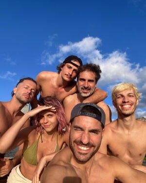 José Condessa Instagram - Retrato de família bonita na folga da semana ✌🏼

ps: o Pimentel diz que está de olhos fechados, eu acho que está bonitão o resto achou-se bem e assim sendo seguiu 😅