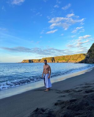 José Condessa Instagram - mergulho tardio pós dia de filmagens com mar azul e areia negra 🌊