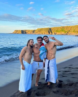 José Condessa Instagram - mergulho tardio pós dia de filmagens com mar azul e areia negra 🌊
