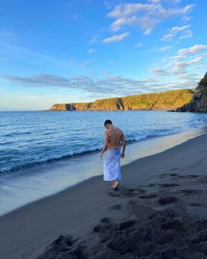 José Condessa Instagram - mergulho tardio pós dia de filmagens com mar azul e areia negra 🌊