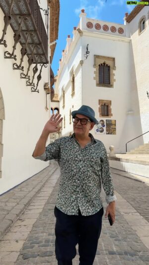 José Corbacho Instagram - @corbachito passejant pel nostre estimat Sitges 🤍 Ens veiem el 4 d’agost al @terramarfest per gaudir de @lovelovelovemusical 🫶🏻