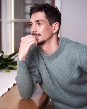 Jose Dammert Instagram - Y así, me quedo viendo la pared, esperando con ganas de que cruces esa puerta, y me digas: “Jose despierta ctm te has quedado jataso, vamos que tenemos un almuerzo y después un tonazo en la playa” y que yo diga: “Ptm bro no tienes idea del sueño rarísimo que he tenido, alguien en China se comió un murcielago y..... #cuarentenadia4 #murcielago #sueño 
📸 @zacharyclause