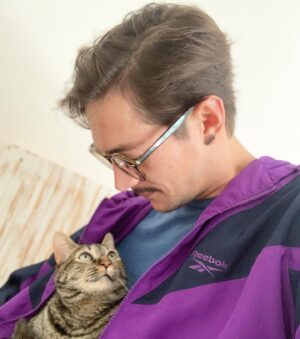 Jose Dammert Instagram - Siempre juntos! @ninayapolodammert Apolo está encima de un mueble por eso no lo molesto #familia #cat #catlover @reebokperu #publicidad