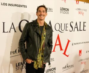 Jose Dammert Instagram - Empezando esta nueva aventura en México 🇲🇽 gracias a todos los que me apoyan y creen en mí día a día. Nos vemos a partir de hoy en el @teatroinsurgentes con @laobraquesalemal @prosperomx 
#actor #teatro #redcarpet