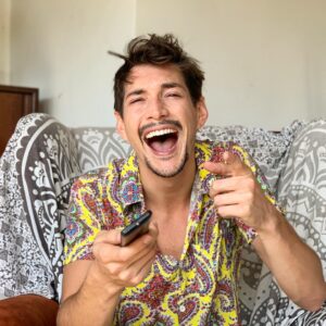 Jose Dammert Instagram - Tomándome fotos para Control Remoto me dijeron, tómate una foto riendo... y en mi cabeza ‘estamos en cuarentena y hay una pandemia mundial... de que ch@&$ me voy a reír.’ Y de ahí me acordé y me sigo riendo 😆 pero esto para decirles que siempre hay que buscar la forma de reír. #buendia #risa #cuarentenadia #nomeacuerdo #bocasa #actor #peru #yomequedoencasa #restoacasa