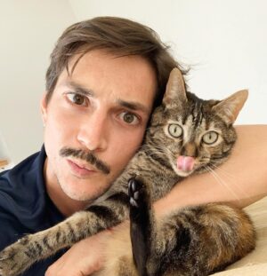 Jose Dammert Instagram - Mi fiel compañera, mi almohada, mi consejera, mi auditora, mi paño de lágrimas, mi sanadora, mi juguete, mi peluche, mi bebé. Mi Nina. @ninayapolodammert 

#cat #catdad #lengüita #patita