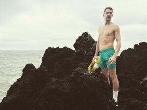 Jose Dammert Instagram - Un día decidí sentarme a escuchar el mar y me pidió que lo busque cuando todo se ponga gris, que él, con su sal, limpiaría lo que no debo cargar. Y yo se lo prometí.