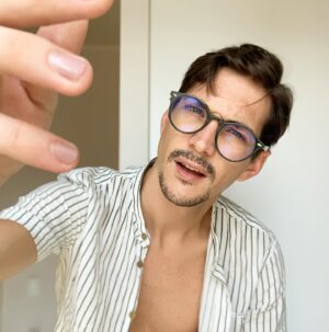 Jose Dammert Instagram - Así me tienen los domingos... y me gusta. Como la pasan ustedes? 

Ah! Y si vas a estar en la computadora o la tele protege tus ojos con #blueblocking los míos son de @fitters.eyewear 

#domingo #publicidad