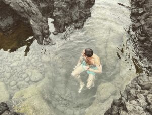Jose Dammert Instagram - Un día decidí sentarme a escuchar el mar y me pidió que lo busque cuando todo se ponga gris, que él, con su sal, limpiaría lo que no debo cargar. Y yo se lo prometí.