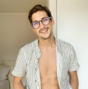 Jose Dammert Instagram - Así me tienen los domingos... y me gusta. Como la pasan ustedes? 

Ah! Y si vas a estar en la computadora o la tele protege tus ojos con #blueblocking los míos son de @fitters.eyewear 

#domingo #publicidad