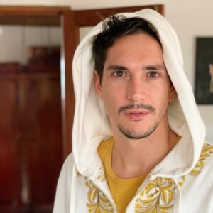 Jose Dammert Instagram - Hoy posé.. Fin. #actor #cuarentena #yomequedoencasa #amarillo #pose #posero