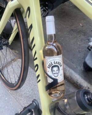 José Garcia Instagram - @jacbenloulou
@tousenselle.eu @lesnicois#rosegarcia.fr 
IL FAIT CHAUD 🥵💥🚲🚴‍♀️🚴