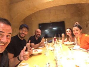 José Garcia Instagram - @lequatriememur @tarekboudali @julienarruti @vanessaguide @studiocanal.fr @studiocanal @chef.etchebest Délicieux moment 🌈🎉🎊👏
