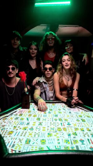 José Giménez-Zapiola Instagram - “No me mires así” 😍 sigan escuchando esta canción y suban sus videos escuchándola 😎