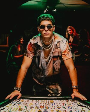 José Giménez-Zapiola Instagram - Ya está disponible “No me mires así” una canción que es parte de mi próximo disco bajo el mando del gran @mateorodo . La escribimos junto a mis amigos @jaimeramona y @alanmadanes , y grabamos este video bajo la dirección de la reina de @malenaratner , gracias por tu mirada y hacer de este cuento lo que imaginaba. Un video juntos a mis amigxs hermosos que me acompañan siempre. Gracias totales @domenechcaro , @santiagosaez_ , @manuramos9 , @canelarregui , @valenofarrell , @soyjokin ❤️

Equipo
Df: @pabloisaok
Styling: @keipampillon
Makeup: @jeremias.cic
Produccion: @majitorome
